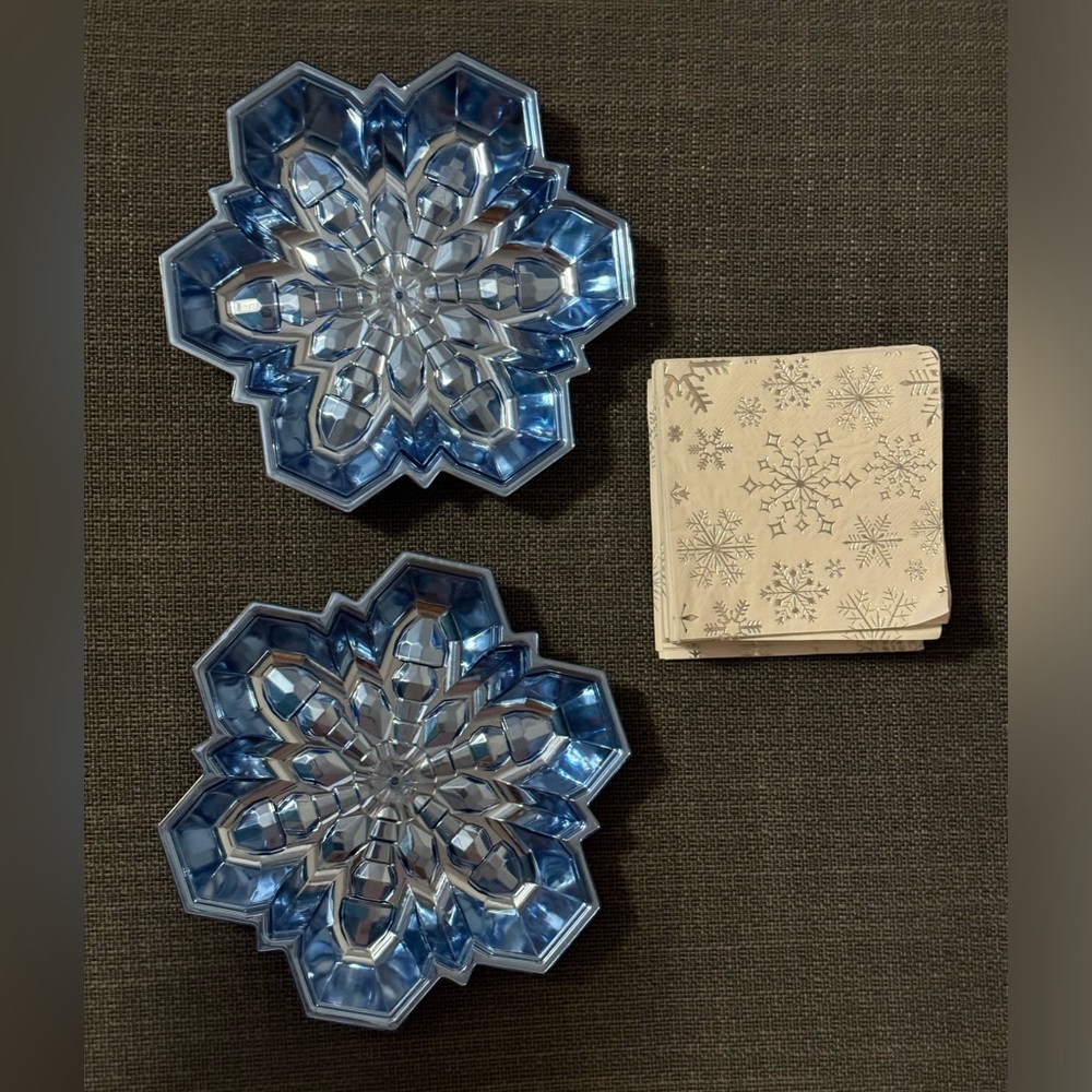 2 plastic candy trays and snowflake napkins